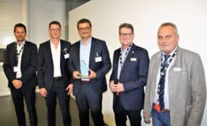 Bürgermeister Georg Hatzesberger (2.v.re.) überreichte an Christian Kainz (3.v.re.) die Skulptur „Unternehmer im Netzwerk Passauer Oberland“, mit dabei v.li. Sebastian Höpfl und Matthias Kainz von metron, sowie Bürgermeister Walter Bauer.