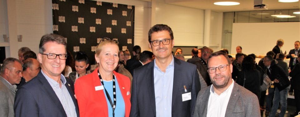 metron auf den Messeständen der Welt präsent – Wirtschaftsnetzwerk „Passauer Oberland“ besucht Globalplayer – Azubis bleiben in der Firma