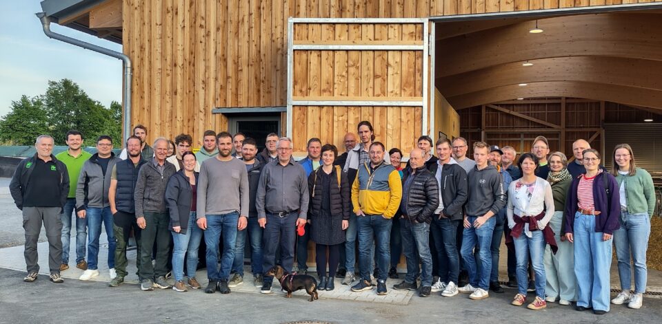 Biobauern besichtigen neuen Kälberstall
